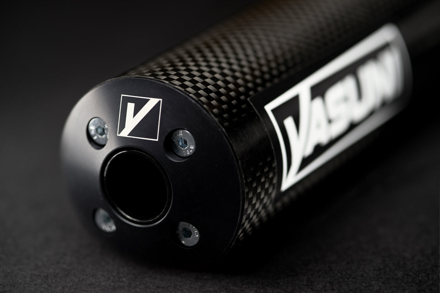 Ekstremt eksosanlegg fra Yasuni som er beregnet for å jobbe med 100cc sylindre. Karbon lyddemper